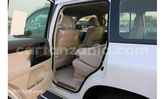 Nunua Imported Toyota Land Cruiser Nyeupe Gari ndani ya Import - Dubai nchini Arusha Nunua Imported Toyota Land Cruiser Nyeupe Gari ndani ya Import - Dubai nchini Arusha