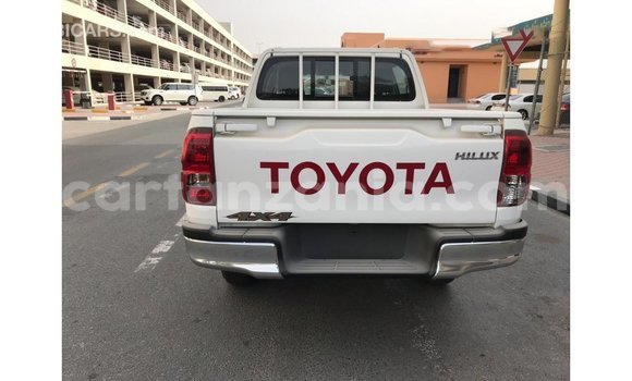 Nunua Imported Toyota Hilux Nyeupe Gari ndani ya Import - Dubai nchini Arusha Nunua Imported Toyota Hilux Nyeupe Gari ndani ya Import - Dubai nchini Arusha