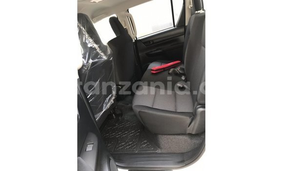 Nunua Imported Toyota Hilux Nyeupe Gari ndani ya Import - Dubai nchini Arusha Nunua Imported Toyota Hilux Nyeupe Gari ndani ya Import - Dubai nchini Arusha