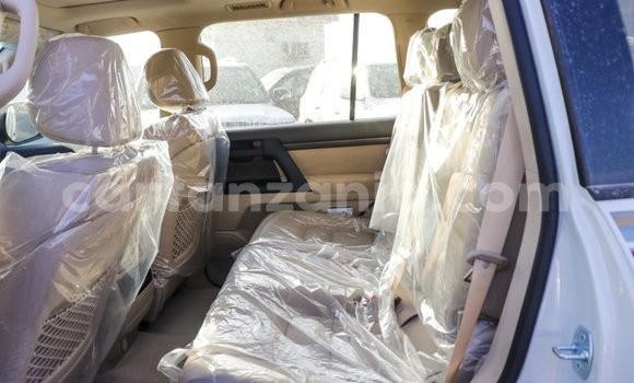 Nunua Imported Toyota Land Cruiser Nyeupe Gari ndani ya Import - Dubai nchini Arusha Nunua Imported Toyota Land Cruiser Nyeupe Gari ndani ya Import - Dubai nchini Arusha