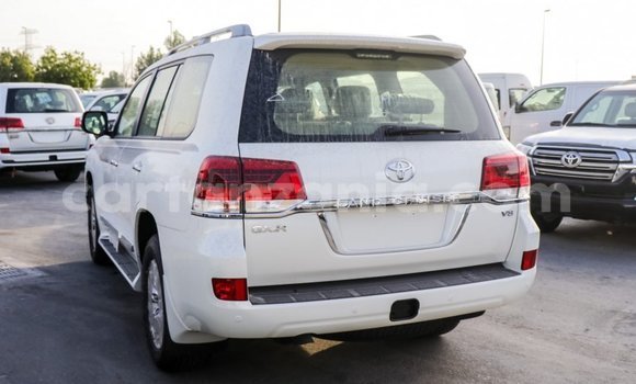 Nunua Imported Toyota Land Cruiser Nyeupe Gari ndani ya Import - Dubai nchini Arusha Nunua Imported Toyota Land Cruiser Nyeupe Gari ndani ya Import - Dubai nchini Arusha