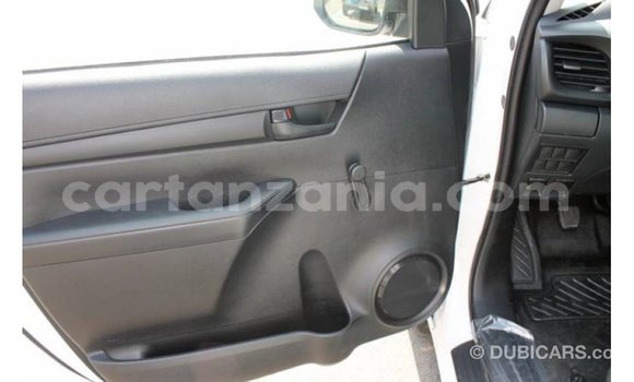 Nunua Imported Toyota Hilux Nyeupe Gari ndani ya Import - Dubai nchini Arusha Nunua Imported Toyota Hilux Nyeupe Gari ndani ya Import - Dubai nchini Arusha