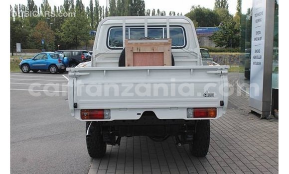 Nunua Imported Toyota Land Cruiser Nyeupe Gari ndani ya Import - Dubai nchini Arusha Nunua Imported Toyota Land Cruiser Nyeupe Gari ndani ya Import - Dubai nchini Arusha