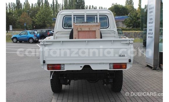 Nunua Imported Toyota Land Cruiser Nyeupe Gari ndani ya Import - Dubai nchini Arusha Nunua Imported Toyota Land Cruiser Nyeupe Gari ndani ya Import - Dubai nchini Arusha