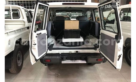Nunua Imported Toyota Land Cruiser Nyeupe Gari ndani ya Import - Dubai nchini Arusha Nunua Imported Toyota Land Cruiser Nyeupe Gari ndani ya Import - Dubai nchini Arusha