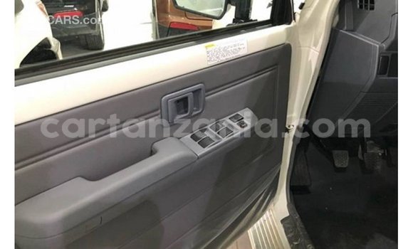 Nunua Imported Toyota Land Cruiser Nyeupe Gari ndani ya Import - Dubai nchini Arusha Nunua Imported Toyota Land Cruiser Nyeupe Gari ndani ya Import - Dubai nchini Arusha