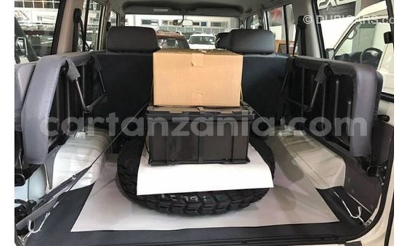 Nunua Imported Toyota Land Cruiser Nyeupe Gari ndani ya Import - Dubai nchini Arusha Nunua Imported Toyota Land Cruiser Nyeupe Gari ndani ya Import - Dubai nchini Arusha
