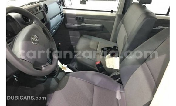 Nunua Imported Toyota Land Cruiser Nyeupe Gari ndani ya Import - Dubai nchini Arusha Nunua Imported Toyota Land Cruiser Nyeupe Gari ndani ya Import - Dubai nchini Arusha