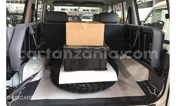 Nunua Imported Toyota Land Cruiser Nyeupe Gari ndani ya Import - Dubai nchini Arusha Nunua Imported Toyota Land Cruiser Nyeupe Gari ndani ya Import - Dubai nchini Arusha