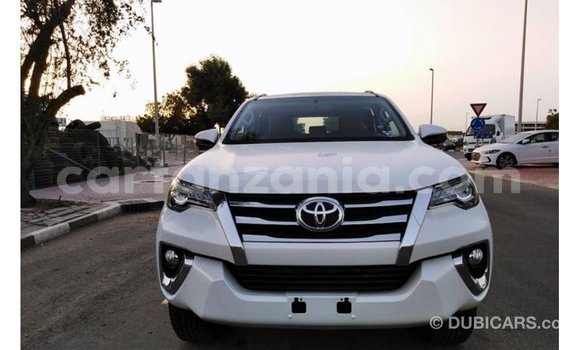 Nunua Imported Toyota Fortuner Nyeupe Gari ndani ya Import - Dubai nchini Arusha Nunua Imported Toyota Fortuner Nyeupe Gari ndani ya Import - Dubai nchini Arusha