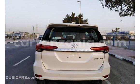 Nunua Imported Toyota Fortuner Nyeupe Gari ndani ya Import - Dubai nchini Arusha Nunua Imported Toyota Fortuner Nyeupe Gari ndani ya Import - Dubai nchini Arusha