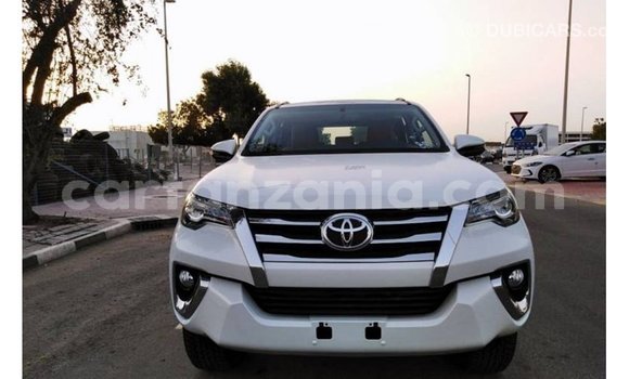 Nunua Imported Toyota Fortuner Nyeupe Gari ndani ya Import - Dubai nchini Arusha Nunua Imported Toyota Fortuner Nyeupe Gari ndani ya Import - Dubai nchini Arusha