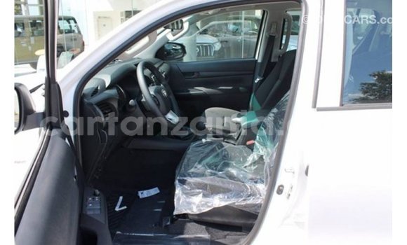 Nunua Imported Toyota Hilux Nyeupe Gari ndani ya Import - Dubai nchini Arusha Nunua Imported Toyota Hilux Nyeupe Gari ndani ya Import - Dubai nchini Arusha