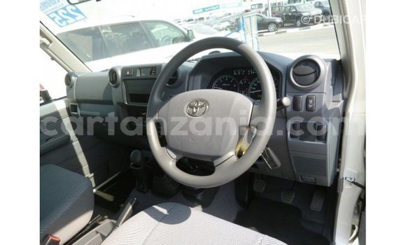 Nunua Imported Toyota Land Cruiser Nyeupe Gari ndani ya Import - Dubai nchini Arusha Nunua Imported Toyota Land Cruiser Nyeupe Gari ndani ya Import - Dubai nchini Arusha
