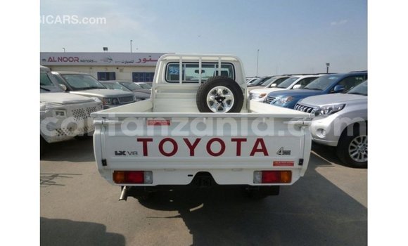 Nunua Imported Toyota Land Cruiser Nyeupe Gari ndani ya Import - Dubai nchini Arusha Nunua Imported Toyota Land Cruiser Nyeupe Gari ndani ya Import - Dubai nchini Arusha