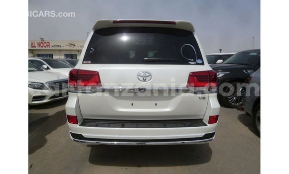 Nunua Imported Toyota Land Cruiser Nyeupe Gari ndani ya Import - Dubai nchini Arusha Nunua Imported Toyota Land Cruiser Nyeupe Gari ndani ya Import - Dubai nchini Arusha