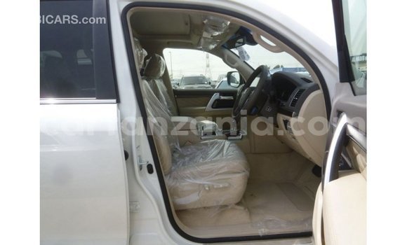 Nunua Imported Toyota Land Cruiser Nyeupe Gari ndani ya Import - Dubai nchini Arusha Nunua Imported Toyota Land Cruiser Nyeupe Gari ndani ya Import - Dubai nchini Arusha