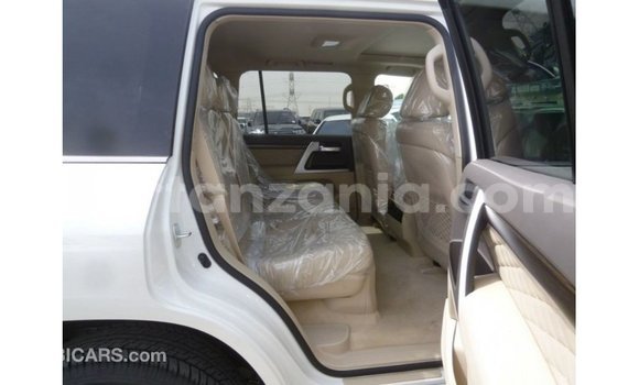 Nunua Imported Toyota Land Cruiser Nyeupe Gari ndani ya Import - Dubai nchini Arusha Nunua Imported Toyota Land Cruiser Nyeupe Gari ndani ya Import - Dubai nchini Arusha