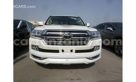 Nunua Imported Toyota Land Cruiser Nyeupe Gari ndani ya Import - Dubai nchini Arusha Nunua Imported Toyota Land Cruiser Nyeupe Gari ndani ya Import - Dubai nchini Arusha