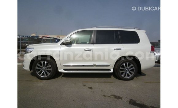 Nunua Imported Toyota Land Cruiser Nyeupe Gari ndani ya Import - Dubai nchini Arusha Nunua Imported Toyota Land Cruiser Nyeupe Gari ndani ya Import - Dubai nchini Arusha