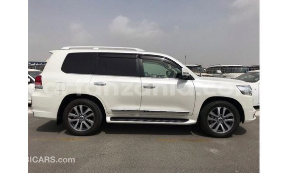 Nunua Imported Toyota Land Cruiser Nyeupe Gari ndani ya Import - Dubai nchini Arusha Nunua Imported Toyota Land Cruiser Nyeupe Gari ndani ya Import - Dubai nchini Arusha