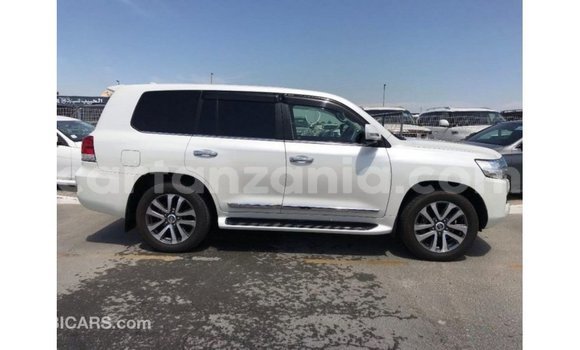 Nunua Imported Toyota Land Cruiser Nyeupe Gari ndani ya Import - Dubai nchini Arusha Nunua Imported Toyota Land Cruiser Nyeupe Gari ndani ya Import - Dubai nchini Arusha