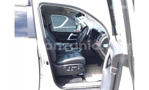 Nunua Imported Toyota Land Cruiser Nyeupe Gari ndani ya Import - Dubai nchini Arusha Nunua Imported Toyota Land Cruiser Nyeupe Gari ndani ya Import - Dubai nchini Arusha