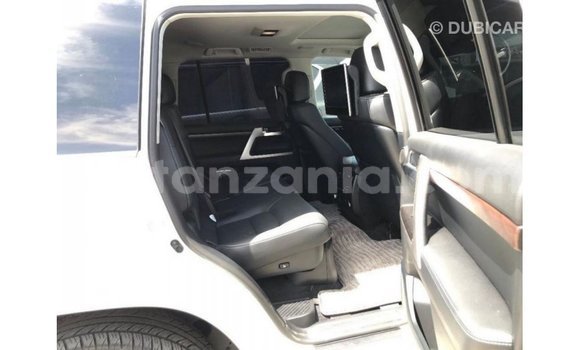 Nunua Imported Toyota Land Cruiser Nyeupe Gari ndani ya Import - Dubai nchini Arusha Nunua Imported Toyota Land Cruiser Nyeupe Gari ndani ya Import - Dubai nchini Arusha