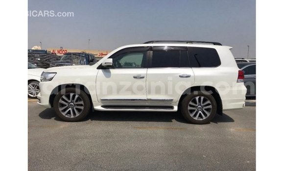 Nunua Imported Toyota Land Cruiser Nyeupe Gari ndani ya Import - Dubai nchini Arusha Nunua Imported Toyota Land Cruiser Nyeupe Gari ndani ya Import - Dubai nchini Arusha
