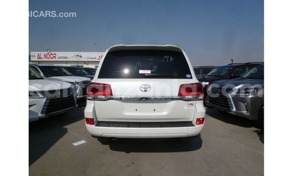 Nunua Imported Toyota Land Cruiser Nyeupe Gari ndani ya Import - Dubai nchini Arusha Nunua Imported Toyota Land Cruiser Nyeupe Gari ndani ya Import - Dubai nchini Arusha