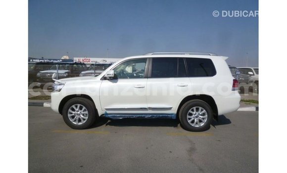 Nunua Imported Toyota Land Cruiser Nyeupe Gari ndani ya Import - Dubai nchini Arusha Nunua Imported Toyota Land Cruiser Nyeupe Gari ndani ya Import - Dubai nchini Arusha
