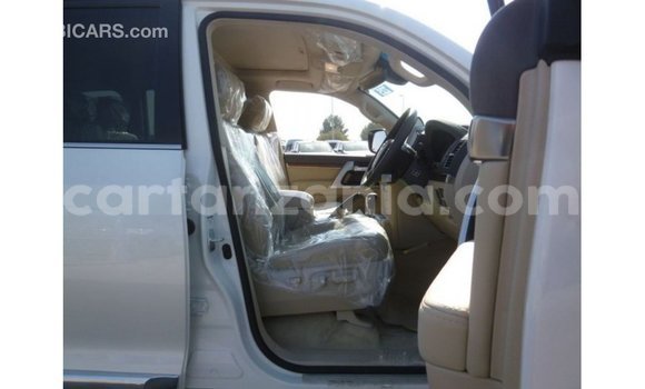 Nunua Imported Toyota Land Cruiser Nyeupe Gari ndani ya Import - Dubai nchini Arusha Nunua Imported Toyota Land Cruiser Nyeupe Gari ndani ya Import - Dubai nchini Arusha