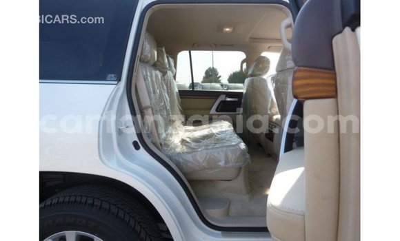 Nunua Imported Toyota Land Cruiser Nyeupe Gari ndani ya Import - Dubai nchini Arusha Nunua Imported Toyota Land Cruiser Nyeupe Gari ndani ya Import - Dubai nchini Arusha