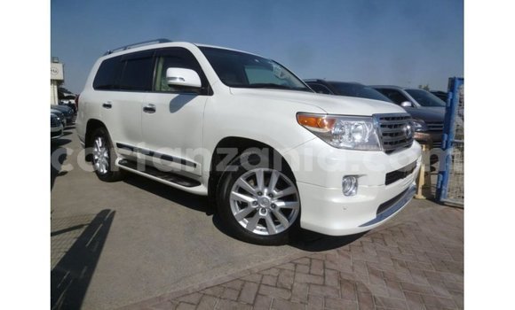 Buy Import Toyota Land Cruiser White Car in Import - Dubai in Arusha Buy Import Toyota Land Cruiser White Car in Import - Dubai in Arusha
