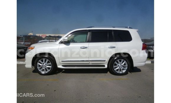 Buy Import Toyota Land Cruiser White Car in Import - Dubai in Arusha Buy Import Toyota Land Cruiser White Car in Import - Dubai in Arusha