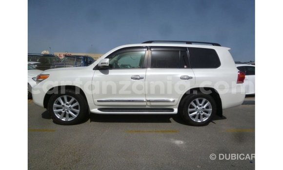Nunua Imported Toyota Land Cruiser Nyeupe Gari ndani ya Import - Dubai nchini Arusha Nunua Imported Toyota Land Cruiser Nyeupe Gari ndani ya Import - Dubai nchini Arusha