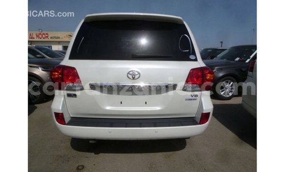 Nunua Imported Toyota Land Cruiser Nyeupe Gari ndani ya Import - Dubai nchini Arusha Nunua Imported Toyota Land Cruiser Nyeupe Gari ndani ya Import - Dubai nchini Arusha