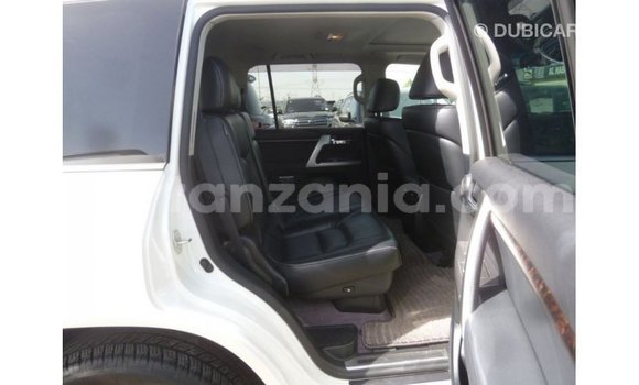 Nunua Imported Toyota Land Cruiser Nyeupe Gari ndani ya Import - Dubai nchini Arusha Nunua Imported Toyota Land Cruiser Nyeupe Gari ndani ya Import - Dubai nchini Arusha