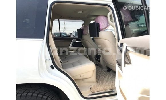 Nunua Imported Toyota Land Cruiser Nyeupe Gari ndani ya Import - Dubai nchini Arusha Nunua Imported Toyota Land Cruiser Nyeupe Gari ndani ya Import - Dubai nchini Arusha