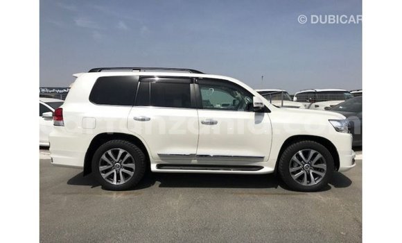 Nunua Imported Toyota Land Cruiser Nyeupe Gari ndani ya Import - Dubai nchini Arusha Nunua Imported Toyota Land Cruiser Nyeupe Gari ndani ya Import - Dubai nchini Arusha