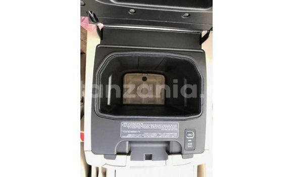 Nunua Imported Toyota Land Cruiser Nyeupe Gari ndani ya Import - Dubai nchini Arusha Nunua Imported Toyota Land Cruiser Nyeupe Gari ndani ya Import - Dubai nchini Arusha