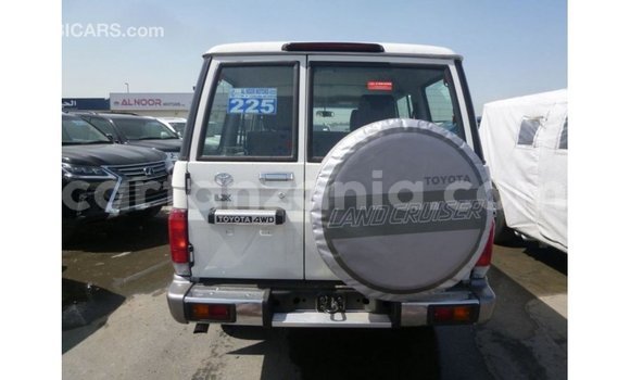 Nunua Imported Toyota Land Cruiser Nyeupe Gari ndani ya Import - Dubai nchini Arusha Nunua Imported Toyota Land Cruiser Nyeupe Gari ndani ya Import - Dubai nchini Arusha