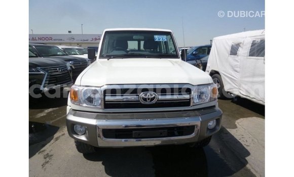 Nunua Imported Toyota Land Cruiser Nyeupe Gari ndani ya Import - Dubai nchini Arusha Nunua Imported Toyota Land Cruiser Nyeupe Gari ndani ya Import - Dubai nchini Arusha