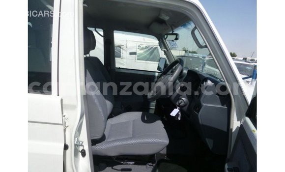 Nunua Imported Toyota Land Cruiser Nyeupe Gari ndani ya Import - Dubai nchini Arusha Nunua Imported Toyota Land Cruiser Nyeupe Gari ndani ya Import - Dubai nchini Arusha