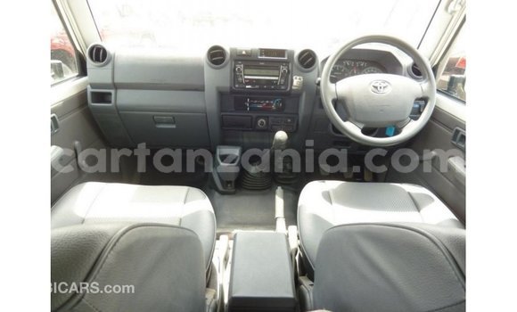 Nunua Imported Toyota Land Cruiser Nyeupe Gari ndani ya Import - Dubai nchini Arusha Nunua Imported Toyota Land Cruiser Nyeupe Gari ndani ya Import - Dubai nchini Arusha