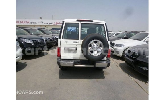 Nunua Imported Toyota Land Cruiser Nyeupe Gari ndani ya Import - Dubai nchini Arusha Nunua Imported Toyota Land Cruiser Nyeupe Gari ndani ya Import - Dubai nchini Arusha