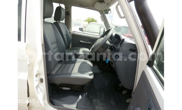 Nunua Imported Toyota Land Cruiser Nyeupe Gari ndani ya Import - Dubai nchini Arusha Nunua Imported Toyota Land Cruiser Nyeupe Gari ndani ya Import - Dubai nchini Arusha