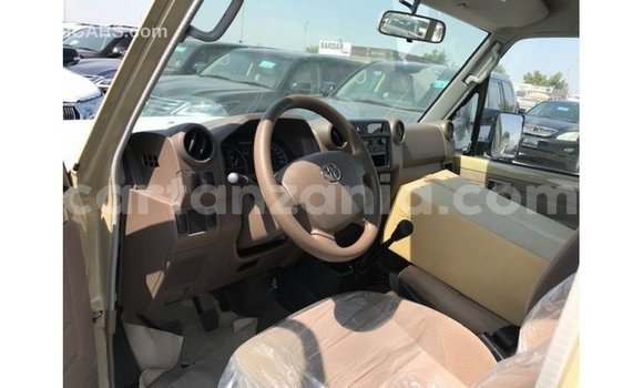Nunua Imported Toyota Land Cruiser Beige Gari ndani ya Import - Dubai nchini Arusha Nunua Imported Toyota Land Cruiser Beige Gari ndani ya Import - Dubai nchini Arusha