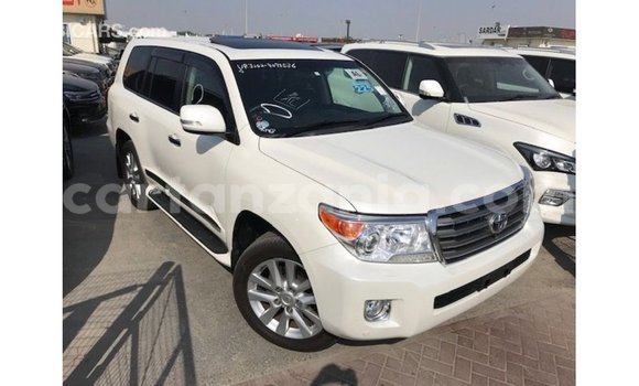 Nunua Imported Toyota Land Cruiser Nyeupe Gari ndani ya Import - Dubai nchini Arusha Nunua Imported Toyota Land Cruiser Nyeupe Gari ndani ya Import - Dubai nchini Arusha