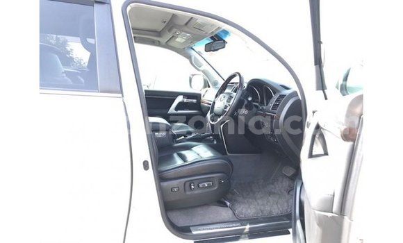Nunua Imported Toyota Land Cruiser Nyeupe Gari ndani ya Import - Dubai nchini Arusha Nunua Imported Toyota Land Cruiser Nyeupe Gari ndani ya Import - Dubai nchini Arusha